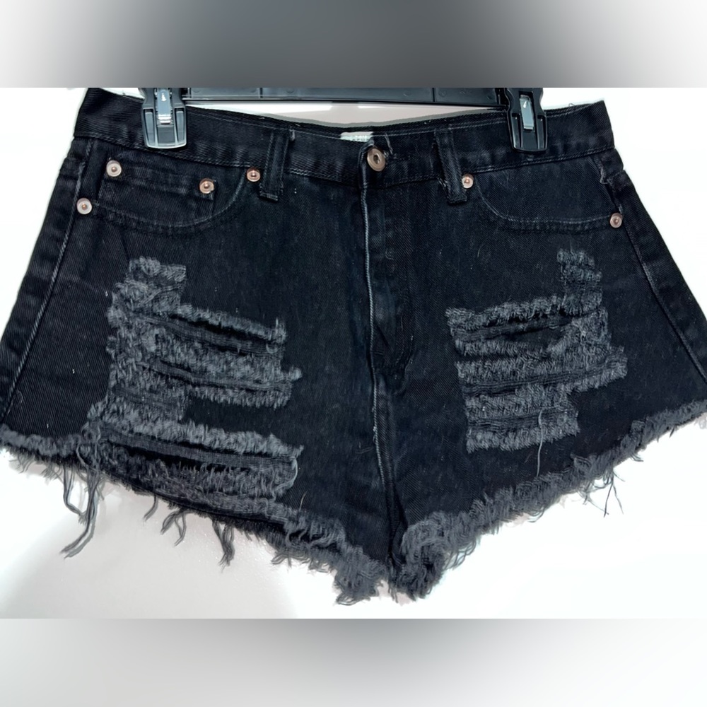 🖤Forever 21 Black Distressed Shorts Size 29 in Like New Excellent Condition